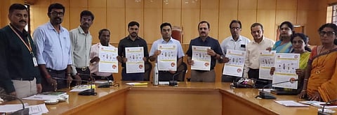  ರಾಮನಗರದಲ್ಲಿ ಜಂತು ಹುಳು ನಿವಾರಣ ದಿನಾಚರಣೆಯ ಪೋಸ್ಟರ್​ ಅನ್ನು ಜಿಲ್ಲಾಧಿಕಾರಿ ಯಶವಂತ್​ ವಿ. ಗುರುಕರ್​ ಬಿಡುಗಡೆ ಮಾಡಿದರು. ಡಿಎಚ್​ಒ ಡಾ.ಬಿ.ಎಸ್​.ನಿರಂಜನ್​, ಡಿಎಸ್​ ಡಾ.ಮಂಜುನಾಥ್​ ಮುಂತಾದವರು ಇದ್ದರು.