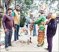 ಆನೇಕಲ್​ನಲ್ಲಿ ಕಸ ಹಾಕುತ್ತಿದ್ದವರನ್ನು ಗುರುತಿಸಿ ಪುರಸಭೆ ಸಿಬ್ಬಂದಿ ಸನ್ಮಾನಿಸಿದರು.  