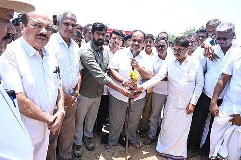 ಗುಂಡ್ಲುಪೇಟೆ ತಾಲೂಕಿನ ಮಂಚಹಳ್ಳಿ ಸಮೀಪ ರೈಲ್ವೆ ಬ್ಯಾರಿಕೇಡ್ ಅಳವಡಿಕೆ ಕಾಮಗಾರಿಗೆ ಗಣೇಶ್ ಪ್ರಸಾದ್ ಭೂಮಿಪೂಜೆ ನೆರವೇರಿಸಿದರು. ಎಸ್.ಪ್ರಭಾಕರನ್, ನಂಜುಂಡಪ್ರಸಾದ್, ಲೋಕೇಶ್, ಮಡಿವಾಳಪ್ಪ ಇದ್ದರು.