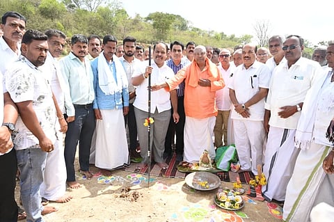 ಗುಂಡ್ಲುಪೇಟೆ ತಾಲೂಕಿನ ಗೋಪಾಲಪುರ ಗ್ರಾಮದಲ್ಲಿ ವಿದ್ಯುತ್ ಪ್ರಸರಣಾ ಕೇಂದ್ರ ನಿರ್ಮಾಣಕ್ಕೆ ಶಾಸಕ ಎಚ್.ಎಂ.ಗಣೇಶ್ ಪ್ರಸಾದ್ ಭೂಮಿಪೂಜೆ ನೆರವೇರಿಸಿದರು. ಗಂಗಾಧರಸ್ವಾಮೀಜಿ, ಎಚ್.ಎಸ್.ನಂಜುಂಡಪ್ರಸಾದ್, ರಾಜಶೇಖರ್, ಜಿ.ಕೆ.ಲೋಕೇಶ್ ಇದ್ದರು.