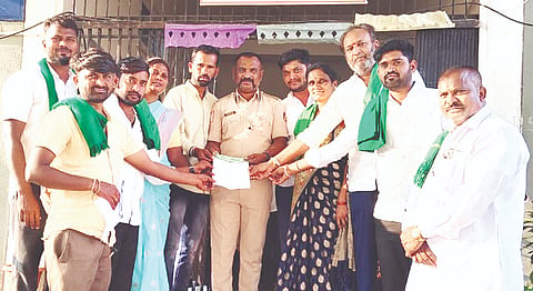 ದೇವದುರ್ಗದಲ್ಲಿ ಆರಕ್ಷಕ ಉಪನಿರೀಕ್ಷಕರ ಕಚೇರಿಯ ಪೇದೆ ಶಿವಣ್ಣಗೆ ರೈತ ಸಂಘ ಹಾಗೂ ಹಸಿರು ಸೇನೆ ಅರಕೇರಾ ತಾಲೂಕು ಘಟಕ ಗುರುವಾರ ಮನವಿ ಸಲ್ಲಿಸಿತು.ಪದಾಧಿಕಾರಿಗಳಾದ ಮಲ್ಲನಗೌಡ, ಉಮಾದೇವಿ ನಾಯಕ, ದೇವಿಕಾ, ಶಿವಪುತ್ರಪ್ಪ ಗೌಡ, ಮಲ್ಲೇಶ ನಾಯಕ, ತಿಮ್ಮನಗೌಡ, ಮರಿಲಿಂಗ ಪಾಟೀಲ್, ಹನುಮಗೌಡ ಚಡಕಲಗುಡ್ಡ ಇದ್ದರು. 