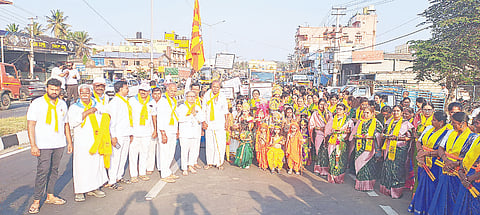 ಚನ್ನರಾಯಪಟ್ಟಣಕ್ಕೆ ಆಗಮಿಸಿದ್ದ ಶ್ರೀ ಸತ್ಯಸಾಯಿ ಪ್ರೇಮ ಪ್ರವಾಹಿನಿ ರಥಯಾತ್ರೆಯಲ್ಲಿ ಸಾವಿರಾರು ಜನರು ಪಾಲ್ಗೊಂಡಿದ್ದರು.