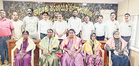 ಚನ್ನರಾಯಪಟ್ಟಣ ತಾಲೂಕು ಪಂಚಾಯಿತಿ ಸಭಾಂಗಣದಲ್ಲಿ ಆಯೋಜಿಸಿದ್ದ ಸಭೆಯಲ್ಲಿ ಗೃಹಲಕ್ಷ್ಮಿ ಫಲಾನುಭವಿಗಳನ್ನು ಎಲ್.ಪಿ.ಪ್ರಕಾಶ್‌ಗೌಡ ಅಭಿನಂದಿಸಿದರು. ನವೀನ್, ಜಿ.ಆರ್.ಹರೀಶ್, ಗಿರೀಶ್ ಇತರರಿದ್ದರು. 