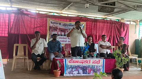  ಚನ್ನರಾಯಪಟ್ಟಣದ ಪೇಟೆ ಸರ್ಕಾರಿ ಪ್ರೌಢಶಾಲೆಯಲ್ಲಿ ಆಯೋಜಿಸಿದ್ದ 2026-27 ನೇ ಸಾಲಿನ ಪ್ರಥಮ ಪಾಲಕರ ಸಭೆಯಲ್ಲಿ ಶಾಸಕ ಸಿ.ಎನ್.ಬಾಲಕೃಷ್ಣ ಮಾತನಾಡಿದರು. ಎಚ್.ಎಚ್.ಸತೀಶ್, ಕೆ.ಎನ್.ಅನಿಲ್, ದೇವರಾಜೇಗೌಡ, ವಳಗೆರಹಳ್ಳಿ ಮಂಜುನಾಥ್ ಇದ್ದರು.