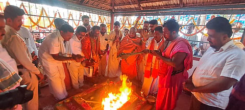 ಚನ್ನರಾಯಪಟ್ಟಣ ತಾಲೂಕು ಕತ್ತರಿಘಟ್ಟದ ಮೆಳಿಯಮ್ಮ ಆಧ್ಯಾತ್ಮಿಕ ಕೇಂದ್ರದಲ್ಲಿ ನಡೆದ 22ನೇ ವರ್ಷದ ಮಹಾಚಂಡಿಕಯಾಗ ಧಾರ್ಮಿ ಕಾರ್ಯಕ್ರಮದಲ್ಲಿ  ಕೋಡಿಮಠದ ಶ್ರೀ ಶಿವಾನಂದ ಶಿವಯೋಗಿ ರಾಜೇಂದ್ರ ಸ್ವಾಮೀಜಿ ಅವರು ಪೂರ್ಣಾಹುತಿ ನೆರವೇರಿಸಿದರು. ಶ್ರೀ ಚಂದ್ರಶೇಖರ ಗುರೂಜಿ, ಅಮೋಘ ನಂಜಪ್ಪ, ಉಮಾಶಂಕರ್, ತಿಮ್ಮಪ್ಪ ಇದ್ದರು.