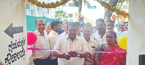 ಚನ್ನರಾಯಪಟ್ಟಣದ ಪಿಎಂಸಿ ಶಾಲೆಯಲ್ಲಿ ನಗರೋತ್ಥಾನ ಯೋಜನೆಯ ಅನುದಾನದಲ್ಲಿ ನೂತನವಾಗಿ ನಿರ್ಮಿಸಿರುವ ಶೌಚಗೃಹಗಳನ್ನು ಶಾಸಕ ಸಿ.ಎನ್.ಬಾಲಕೃಷ್ಣ ಉದ್ಘಾಟಿಸಿದರು. ಎಚ್.ಎನ್.ದೀಪಾ, ಕೆ.ಎನ್.ಅನಿಲ್, ಉಮಾಶಂಕರ್, ಶಾಮಿಯಾನ ರಘು, ರಮೇಶ್ ಇತರರು ಇದ್ದರು. 