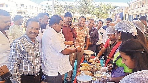 ಚನ್ನರಾಯಪಟ್ಟಣದ ನವೋದಯ ವಿದ್ಯಾಶಾಲೆಯಲ್ಲಿ ಆಯೋಜಿಸಿದ್ದ ವಿದ್ಯಾರ್ಥಿಗಳ ಆಹಾರ ಮೇಳಕ್ಕೆ ಬಾಲಕೃಷ್ಣ ಚಾಲನೆ ನೀಡಿದರು. ಜಿ.ಎಸ್.ಶಂಕರಪ್ಪ, ಸಿ.ಜೆ.ಮಂಜುನಾಥ್, ಕೆ.ಪಿ.ಶರತ್, ಕೆ.ಎನ್.ಅನಿಲ್ ಇತರರಿದ್ದರು.