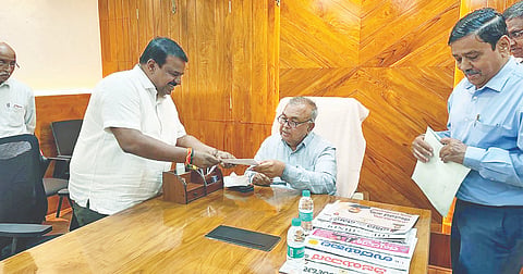 ವಿಧಾನಸೌಧ ಕಚೇರಿಯಲ್ಲಿ ಜಲಸಂಪನ್ಮೂಲ ಸಚಿವ ರಾಮಲಿಂಗರೆಡ್ಡಿ ಅವರನ್ನು ಶಾಸಕ ಸಿ.ಎನ್. ಬಾಲಕೃಷ್ಣ ಭೇಟಿ ಮಾಡಿ ಮನವಿ ಸಲ್ಲಿಸಿದರು.