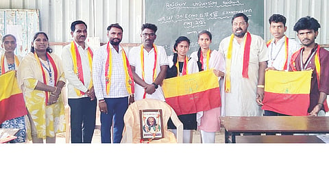 ದೇವದುರ್ಗದ ಕರ್ನಾಟಕ ಪದವಿ ಕಾಲೇಜಿನಲ್ಲಿ ನಾಲ್ವಡಿ ಕೃಷ್ಣರಾಜ ಒಡೆಯರ್ ಜಯಂತಿ ಆಚರಿಸಲಾಯಿತು. ಪ್ರಾಚಾರ್ಯ ಮಾನಸಯ್ಯ ದೊರೆ, ಕಸಾಪ ತಾಲೂಕು ಅಧ್ಯಕ್ಷ ಎಚ್.ಶಿವರಾಜ, ಆಜೀವ ಸದಸ್ಯ ಆಕಾಶ್, ತಾಯಮ್ಮ, ಮಲ್ಲಿಕಾರ್ಜುನ ಇತರರಿದ್ದರು.