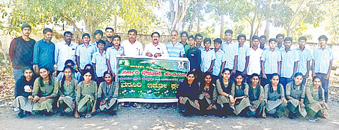 ಗುಂಡ್ಲುಪೇಟೆ ತಾಲೂಕಿನ ಹುಂಡೀಪುರ ಗ್ರಾಮದ ಸರ್ಕಾರಿ ಪ್ರೌಢಶಾಲೆಯಲ್ಲಿ ಪ್ರಕೃತಿ ಸಂರಕ್ಷಣಾ ಕಾರ್ಯಕ್ರಮವನ್ನು ಆರ್.ಕೆ.ಮಧು ಉದ್ಘಾಟಿಸಿದರು. ಮಂಜುನಾಥ್ ಹಾಗೂ ವಿದ್ಯಾರ್ಥಿಗಳು ಇದ್ದಾರೆ.