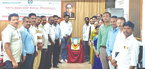 ಗೌರಿಬಿದನೂರಿನ ಸರ್ಕಾರಿ ಪ್ರಥಮ ದರ್ಜೆ ಕಾಲೇಜಿನಲ್ಲಿ ಶಿಕ್ಷಕರ ದಿನ ಆಚರಿಸಲಾಯಿತು.ಕಾಲೇಜಿನ ಪ್ರಿನ್ಸಿಪಾಲ ಡಾ.ಎಚ್​.ಎಸ್​.ವೆಂಕಟಾಚಲಪತಿ, ಡಾ.ವೆಂಕಟೇಶ್​, ಸಿಬ್ಬಂದಿ ಕಾರ್ಯದರ್ಶಿ ಜಿ.ಕೆ.ರಮೇಶ್​, ಡಾ.ರಾಜಶೇಖರ್​ ರೆಡ್ಡಿ, ಆದಿನಾರಾಯಣ ರೆಡ್ಡಿ ಇದ್ದರು.