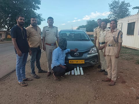  ಗೌರಿಬಿದರವರು ತಾಲೂಕಿನ ಚೌಳೂರು ಗೇಟ್​ ತನಿಖಾ ಠಾಣೆ ಬಳಿ ಅಬಕಾರಿ ಅಧಿಕಾರಿಗಳು ದಾಳಿ ಮಾಡಿ ಅಕ್ರಮವಾಗಿ ಸೇಂದಿ ಸಾಗಾಣಿಕೆ ಮಾಡುತ್ತಿದ್ದವರನ್ನು ಬಂಧಿಸಿದ್ದಾರೆ. ಎಂ.ಮಂಜುನಾಥ,  ಸಿಬ್ಬಂದಿ ರಮೇಶ್​ ಟಿ.ಕೋಟೆವಾಲ, ಬಿ.ಎನ್​.ರಾವೇಂದ್ರ, ರಾಜಣ್ಣ, ಬೇಬಿ ರಾಣಿ ಇದ್ದರು. 