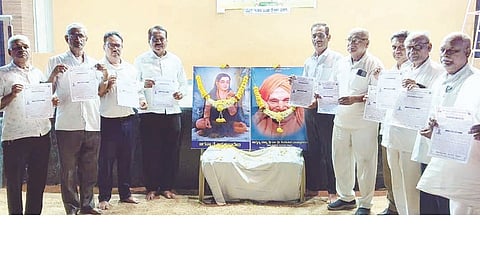ಗಂಗಾವತಿಯಲ್ಲಿ ಬಸವ ಜಯಂತಿ ಆಚರಣೆ ನಿಮಿತ್ತ ಹಮ್ಮಿಕೊಂಡಿದ್ದ ಪೂರ್ವಭಾವಿ ಸಭೆಯಲ್ಲಿ ಪ್ರವಚನದ ಮಾಹಿತಿ ಪತ್ರ ಬಿಡುಗಡೆ ಮಾಡಲಾಯಿತು. ಸಮಿತಿ ಸಂಚಾಲಕರಾದ ಕೆ.ಬಸವರಾಜ, ಡಾ.ಶಿವಕುಮಾರ ಮಾಲಿಪಾಟೀಲ್, ಅಖಿಲ ಭಾರತ ವೀರಶೈವ ಲಿಂಗಾಯತ ಮಹಾಸಭಾ ತಾಲೂಕಾಧ್ಯಕ್ಷ ಎಚ್.ಎಸ್.ಗಿರೇಗೌಡ ಇತರರಿದ್ದರು.