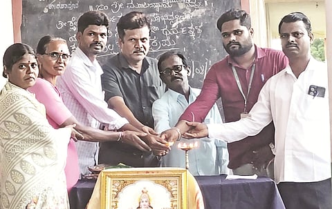 ಗೋಗಿ ಸಮೀಪದ ಹೊಸಕೇರಾ ಸರ್ಕಾರಿ ಹಿರಿಯ ಪ್ರಾಥಮಿಕ ಶಾಲೆಯಲ್ಲಿ ಹಮ್ಮಿಕೊಂಡ ಜಾಗೃತಿ ಕಾರ್ಯಕ್ರಮದಲ್ಲಿ ಧರ್ಮಸ್ಥಳ ಗ್ರಾಮಾಭಿವೃದ್ಧಿ ಯೋಜನೆಯ ಮೇಲ್ವಿಚಾರಕ ದೇವರಾಜ ನಾಯಕ ಮಾತನಾಡಿದರು.  ಅಬ್ದುಲï ಗೋಗಿ, ಶರಣಪ್ಪಗೌಡ ಉಕ್ಕಿನಾಳ, ಶಿವಲಿಂಗಮ್ಮ, ವೇದಾವತಿ, ಮಹಾಂತಯ್ಯ ಹಿರೇಮಠ, ನಾಗರಾಜ ಇತರರಿದ್ದರು.