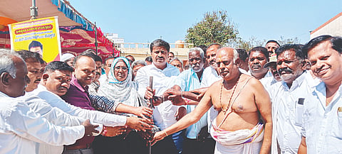 ಹನೂರಿನಲ್ಲಿ ಸರ್ಕಾರಿ ಪ್ರಾಥಮಿಕ ಆರೋಗ್ಯ ಕೇಂದ್ರವನ್ನು 50 ಹಾಸಿಗೆಯುಳ್ಳ ಆಸ್ಪತ್ರೆಯಾಗಿ ಮೇಲ್ದರ್ಜೆಗೇರಿಸುವ ಕಟ್ಟಡ ನಿರ್ಮಾಣ ಕಾಮಗಾರಿಗೆ ಶಾಸಕ ಎಂ.ಆರ್ ಮಂಜುನಾಥ್ ಭೂಮಿಪೂಜೆ ನೆರವೇರಿಸಿದರು. ಡಾ. ಚಿದಂಬರಂ, ಡಾ. ಪ್ರಕಾಶ್, ಉದ್ದನೂರು ಪ್ರಸಾದ್ ಇತರರು ಇದ್ದರು.