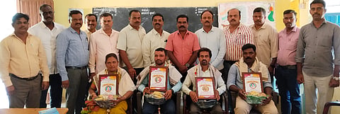 ವರ್ಗಾವಣೆಯಾದ ಪ್ರೌಢಶಾಲಾ ಶಿಕ್ಷಕರನ್ನು  ಹನೂರಿನಲ್ಲಿ ಸನ್ಮಾನಿಸಲಾಯಿತು. ಮಹೇಶ್, ಗುರುಸ್ವಾಮಿ, ಚಂದ್ರಶೇಖರ್, ವೆಂಕಟೇಶ್, ಶಿವಮಲ್ಲು ಇತರರಿದ್ದರು. 