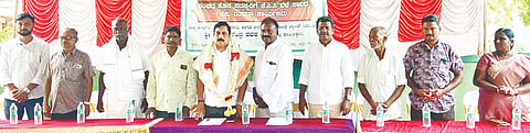 ಮಾರ್ಟಳ್ಳಿ ಪ್ರಾಥಮಿಕ ಕೃಷಿ ಪತ್ತಿನ ಸಹಕಾರ ಸಂಘದಿಂದ ಆಯೋಜಿಸಿದ್ದ ಬೆಳೆ ಸಾಲದ ಚೆಕ್ ವಿತರಣಾ ಕಾರ್ಯಕ್ರಮದಲ್ಲಿ ಮಾಜಿ ಶಾಸಕ ಆರ್.ನರೇಂದ್ರ ಅವರನ್ನು ಸನ್ಮಾನಿಸಲಾಯಿತು. ಜಪಮಾಲೆ, ಧರ್ಮರಾಜ್, ಮಾಹಾದೇವ, ಪುಷ್ಪಾ ಇತರರಿದ್ದರು.
