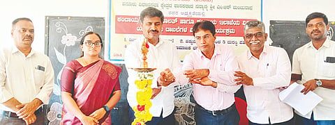 ಲೊಕ್ಕನಹಳ್ಳಿಯಲ್ಲಿ ಆಯೋಜಿಸಿದ್ದ ಕಂದಾಯ ಅದಾಲತ್ ಹಾಗೂ ಇಲಾಖೆಯ ವಿವಿಧ ಯೋಜನೆಯ ದಾಖಲೆಗಳ ವಿತರಣಾ ಕಾರ್ಯಕ್ರಮವನ್ನು ಶಾಸಕ ಎಂ.ಆರ್.ಮಂಜುನಾಥ್ ಉದ್ಘಾಟಿಸಿದರು. ಕೆ.ಎನ್ ಚೈತ್ರಾ, ರವಿ, ಕುಮಾರಸ್ವಾಮಿ, ಮಹದೇವಸ್ವಾಮಿ ಇದ್ದರು.