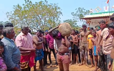 ಪುದು ರಾಮಾಪುರದಲ್ಲಿ ನಡೆದ ಶ್ರೀ ಶಕ್ತಿ ಮಾರಮ್ಮ ಜಾತ್ರೆಯಲ್ಲಿ ಯುವಕರು ಗುಂಡು ಎತ್ತುವ ಸ್ಪರ್ಧೆಯಲ್ಲಿ ಭಾಗವಹಿಸಿದ್ದರು. 