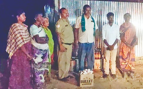 ಮಾರ್ಟಳ್ಳಿಯ ಬಾರ್‌ವೊಂದರಲ್ಲಿ ಅಕ್ರಮವಾಗಿ ಶೇಖರಿಸಿದ್ದ ಮದ್ಯವನ್ನು ಪೊಲೀಸರು ವಶಕ್ಕೆ ಪಡೆದರು.