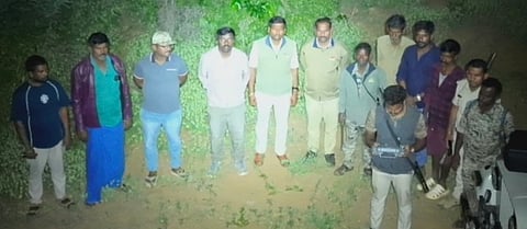  ಕೆಳಗೊಬ್ಬೆ ದೊಡ್ಡಿಯಲ್ಲಿ ಅರಣ್ಯ ಇಲಾಖೆ ಸಿಬ್ಬಂದಿ ಚಿರತೆ ಶೋಧ ಕಾರ್ಯ ನಡೆಸಿದರು. 