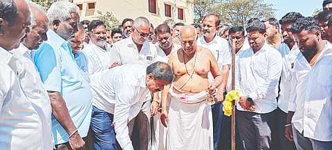 ಹನೂರಿನಲ್ಲಿ ಲೊಕ್ಕನಹಳ್ಳಿಗೆ ಸಂಪರ್ಕ ಕಲ್ಪಿಸುವ ರಸ್ತೆ ಡಾಂಬರೀಕರಣ ಕಾಮಗಾರಿಗೆ ಶಾಸಕ ಎಂ.ಆರ್ ಮಂಜುನಾಥ್ ಭೂಮಿಪೂಜೆ ನೆರವೇರಿಸಿದರು. ಬಸವರಾಜು, ಸಿದ್ದರಾಜು, ಮಂಜೇಶ್, ನಿಂಗರಾಜು ಇತರರಿದ್ದರು.