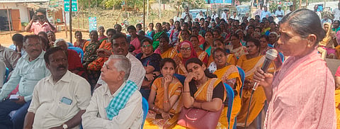 ಶಾಗ್ಯ ಗ್ರಾಮದಲ್ಲಿ ಆಯೋಜಿಸಿದ್ದ ಗ್ಯಾರಂಟಿ ಯೋಜನೆಗಳ ಅನುಷ್ಠಾನ ಸಮಿತಿ ಸಭೆಯಲ್ಲಿ ಗ್ರಾಮಸ್ಥರು ಸಮಸ್ಯೆ ಹೇಳಿಕೊಂಡರು.ಉಮೇಶ್,  ರಂಗಸ್ವಾಮಿ, ವಿಷ್ಣುಕುಮಾರ್ ಇತರರಿದ್ದರು.