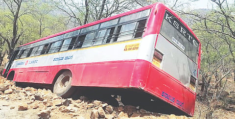 ನಾಲ್‌ರೋಡ್ ಬಳಿ ಚಾಲಕ ನಿಯಂತ್ರಣ ತಪ್ಪಿದ ಪರಿಣಾಮ ತಡೆಗೋಡೆಗೆ ಡಿಕ್ಕಿ ಹೊಡೆದು ಅರಣ್ಯ ಪ್ರದೇಶದತ್ತ ನುಗಿರುವ ಸಾರಿಗೆ ಬಸ್. 