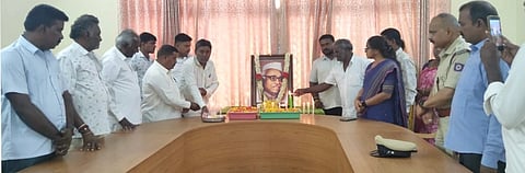 ಹನೂರಿನಲ್ಲಿ ತಾಲೂಕು ಆಡಳಿತದ ವತಿಯಿಂದ ಡಾ. ಬಾಬು ಜಗಜೀವನರಾಮ್ ಅವರ ಪುಣ್ಯಸ್ಮರಣೆ ಕಾರ್ಯಕ್ರಮ ನಡೆಯಿತು. ಕೆ.ಎನ್ ಚೈತ್ರಾ, ಸುದೇಶ್, ರವಿ, ರಮೇಶ್ ಇತರರಿದ್ದರು. 