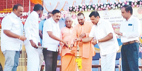 ಮಲೆಮಹದೇಶ್ವರ ಬೆಟ್ಟದ ಶ್ರೀ ಮಹದೇಶ್ವರ ಕಾಲೇಜು ಆವರಣದಲ್ಲಿ ಆಯೋಜಿಸಿದ್ದ ವಾರ್ಷಿಕೋತ್ಸವ ಕಾರ್ಯಕ್ರಮವನ್ನು ಚಿತ್ರನಟ ಎಸ್.ನಾರಾಯಣ್ ಉದ್ಘಾಟಿಸಿದರು. ಡಾ.ಶ್ರೀ ಶಾಂತಮಲ್ಲಿಕಾರ್ಜುನ ಸ್ವಾಮೀಜಿ, ಶ್ರೀ ಮಲ್ಲಿಕಾರ್ಜುನ ಸ್ವಾಮೀಜಿ, ಆರ್.ನರೇಂದ್ರ, ನಂಜುಂಡಸ್ವಾಮಿ ಇದ್ದರು.