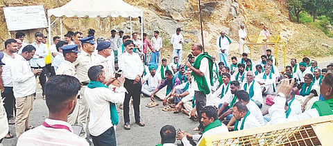 ಮಲೆಮಹದೇಶ್ವರ ಬೆಟ್ಟದ ಚೆಕ್‌ಪೋಸ್ಟ್‌ನಲ್ಲಿ ವಾಹನಗಳಿಂದ ಪ್ರವೇಶ ಶುಲ್ಕ ವಸೂಲಿ ಮಾಡದಂತೆ ಅಗ್ರಹಿಸಿ ರೈತರು ರಸ್ತೆ ಸಂಚಾರ ತಡೆದು ಪ್ರತಿಭಟನೆ ನಡೆಸಿದರು. ಗೌಡೇಗೌಡ, ಅಮ್ಜಾದ್‌ಖಾನ್, ವೆಂಕಟಾಚಲ, ರಾಜಣ್ಣ ಇತರರಿದ್ದರು. 