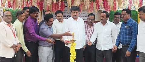 ರಾಮಾಪುರ ಜೆಎಸ್‌ಎಸ್ ಸಭಾ ಭವನದಲ್ಲಿ ಎಸ್ಸೆಸ್ಸೆಲ್ಸಿ ವಿದ್ಯಾರ್ಥಿಗಳಿಗೆ ಆಯೋಜಿಸಿದ್ದ ಭರವಸೆಯ ಬೆಳಕು ಕಾರ್ಯಕ್ರಮವನ್ನು ಶಾಸಕ ಎಂ.ಆರ್ ಮಂಜುನಾಥ್ ಉದ್ಘಾಟಿಸಿದರು. ಮಹೇಶ್, ವೆಂಕಟೇಶ್, ಅಶೋಕ್, ಚಂದ್ರಶೇಖರ್ ಇತರರು ಇದ್ದರು. 