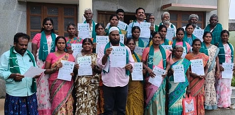 ಹನೂರಿನಲ್ಲಿ ನಡೆಯುವ ಡಾ. ಶಿವರಾತ್ರಿ ರಾಜೇಂದ್ರ ಶ್ರೀಗಳ ಜಯಂತಿ ಕಾರ್ಯಕ್ರಮದಲ್ಲಿ ಆಯೋಜಿಸಿರುವ ರಕ್ತದಾನ ಶಿಬಿರದ ಕರಪತ್ರವನ್ನು ರೈತರು ಅಜ್ಜೀಪುರದಲ್ಲಿ ವಿತರಿಸಿದರು. ಅಮ್ಜಾದ್‌ಖಾನ್, ಪಳನಿಸ್ವಾಮಿ, ರಾಜಮಣಿ, ಮುತ್ತುಲಕ್ಷ್ಮೀ ಇತರರಿದ್ದರು. 