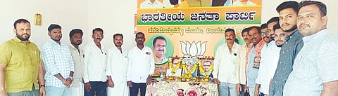 ಹಗರಿಬೊಮ್ಮನಹಳ್ಳಿ ಬಿಜೆಪಿ ಕಚೇರಿಯಲ್ಲಿ ಬಿಜೆಪಿ ಸಂಸ್ಥಾಪನಾ ದಿನ ಆಚರಿಸಲಾಯಿತು.