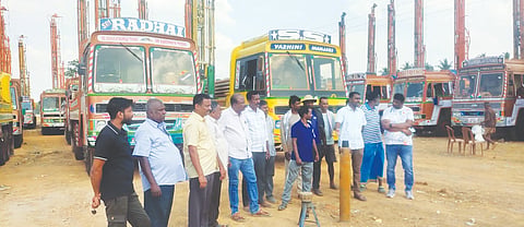 ಹೊಸಕೋಟೆ ತಾಲೂಕಿನ ಆಲಪ್ಪನಹಳ್ಳಿ ಬಳಿ ಪೂರ್ವ ಕರ್ನಾಟಕ ಬೋರ್​ವೆಲ್​ ರಿಗ್​ ಮಾಲೀಕರು ಬೋರ್​ವೆಲ್​ ಕೊರೆಸಲು ದರ ಏರಿಕೆ ಮಾಡುವಂತೆ ಒತ್ತಾಯಿಸಿ ಪ್ರತಿಭಟನೆ ನಡೆಸಿದರು. ಮಾಲೀಕರಾದ ಚನ್ನಕೇಶವ, ಚರ್ಲಥನ್​, ಶಾಂತಕುಮಾರ್​, ಪ್ರಕಾಶ್​, ಎಸ್​.ಎಲ್​.ಆರ್​.ರಾಜ, ಷಣ್ಮುಗ, ಶಿವಣ್ಣ, ಕೃಷ್ಣಮೂರ್ತಿ ಇದ್ದರು.
