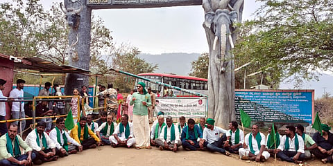 ಗುಂಡ್ಲುಪೇಟೆ ತಾಲೂಕಿನ ಹಿಮವದ್ ಗೋಪಾಲಸ್ವಾಮಿ ಬೆಟ್ಟಕ್ಕೆ ಅಕ್ರಮವಾಗಿ ಗೇಟ್ ಅಳವಡಿಸಿರುವ ಅರಣ್ಯ ಇಲಾಖೆ ವಿರುದ್ಧ ರೈತ ಸಂಘದ ಕಾರ್ಯಕರ್ತರು ಮಂಗಳವಾರ ಬೆಟ್ಟದ ತಪ್ಪಲಿನಲ್ಲಿ ಪ್ರತಿಭಟನೆ ನಡೆಸಿದರು.