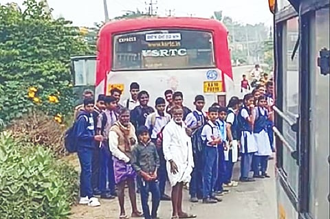 ಗುಂಡ್ಲುಪೇಟೆ ತಾಲೂಕಿನ ಕಾಡಂಚಿನ ಬಾಚಹಳ್ಳಿ ಗ್ರಾಮದಿಂದ ಪಟ್ಟಣಕ್ಕೆ ಹೋಗುತ್ತಿದ್ದ ಬಸ್ ಕೆಟ್ಟಿದ್ದರಿಂದ ವಿದ್ಯರ್ಥಿಗಳು ಹಾಗೂ ಪ್ರಯಾಣಿಕರು ಬೇರೆ ಬಸ್‌ಗಾಗಿ ಕಾಯುತ್ತಿರುವುದು. 