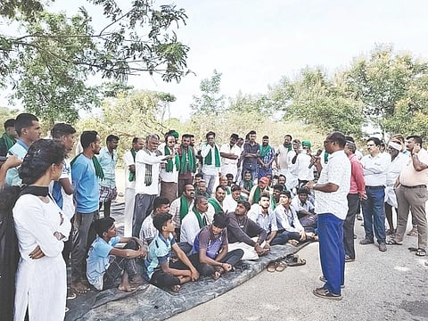 ಗುಂಡ್ಲುಪೇಟೆ ತಾಲೂಕಿನ ಲಕ್ಕೂರು ಗೇಟ್‌ನಲ್ಲಿ ಸಾರಿಗೆ ಬಸ್‌ಗಳನ್ನು ಕಡ್ಡಾಯವಾಗಿ ನಿಲುಗಡೆ ಮಾಡುವಂತೆ ಒತ್ತಾಯಿಸಿ ಗ್ರಾಮಸ್ಥರು ರೈತ ಸಂಘದ ಕಾರ್ಯಕರ್ತರು ಪ್ರತಿಭಟನೆ ನಡೆಸಿದರು. ಪಾಪಣ್ಣ, ಶಶಿ, ಪ್ರಸಾದ್, ರಾಜ್ ಇತರರು ಇದ್ದರು.