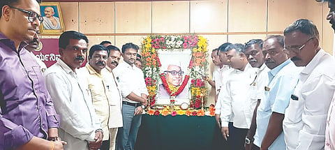 ಗುಂಡ್ಲುಪೇಟೆ ಪಟ್ಟಣದ ತಾಲೂಕು ಕಚೇರಿ ಸಭಾ ಭವನದಲ್ಲಿ ತಾಲೂಕು ಆಡಳಿತ ಮತ್ತು ರಾಷ್ಟ್ರೀಯ ಹಬ್ಬಗಳ ಆಚರಣಾ ಸಮಿತಿ ವತಿಯಿಂದ ಹಸಿರು ಕ್ರಾಂತಿ ಹರಿಕಾರ ಡಾ.ಬಾಬು ಜಗಜೀವನ ರಾಮ್ ಪುಣ್ಯ ಸ್ಮರಣೆ ಕಾರ್ಯಕ್ರಮ ನಡೆಯಿತು.