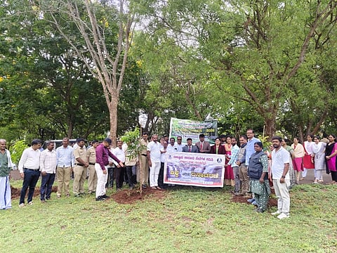 ಗುಂಡ್ಲುಪೇಟೆ ಪಟ್ಟಣದ ನ್ಯಾಯಾಲಯದ ಆವರಣದಲ್ಲಿ ಆಯೋಜಿಸಿದ್ದ ಕಾರ್ಯಕ್ರಮದಲ್ಲಿ ಹಿರಿಯ ಸಿವಿಲ್ ಹಾಗೂ ಜೆಎಂಎಫ್‌ಸಿ ನ್ಯಾಯಾಧೀಶರಾದ ನೂರುನ್ನೀಸಾ ಸಸಿ ನೆಡುವ ಮೂಲಕ ಕಾರ್ಯಕ್ರಮಕ್ಕೆ ಚಾಲನೆ ನೀಡಿದರು. ಎಂ.ಟಿ.ದೀಪು, ಆರ್.ಬಿ.ಗಿರೀಶ್, ವೆಂಕಟೇಶ್, ಜವರಾಜು ಇತರರು ಇದ್ದರು.