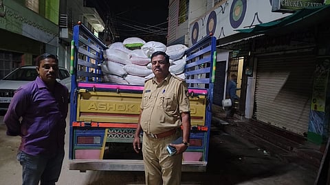 ಗುಂಡ್ಲುಪೇಟೆ ಪಟ್ಟಣದಲ್ಲಿ ಆಟೋಗೆ ತುಂಬಿಸಿದ್ದ ಅನ್ನಭಾಗ್ಯ ಅಕ್ಕಿಯನ್ನು ಪೊಲೀಸರು ವಶಕ್ಕೆ ಪಡೆದುಕೊಂಡಿದ್ದಾರೆ.