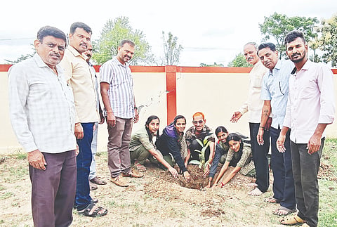 ಗುಂಡ್ಲುಪೇಟೆ ತಾಲೂಕಿನ ಕಬ್ಬಹಳ್ಳಿ ಗ್ರಾಮದ ಸರ್ಕಾರಿ ಬಾಲಕಿಯರ ಶಾಲೆಯಲ್ಲಿ ಆರ್.ಕೆ.ಮಧು ಸಸಿ ನೆಡುವ ಮೂಲಕ ಉದ್ಘಾಟಿಸಿದರು.ಪ್ರಭಾರ ಮುಖ್ಯಶಿಕ್ಷಕ ನಾಗರಾಜ ಶರ್ಮನ್ ಮತ್ತಿತರರಿದ್ದರು.