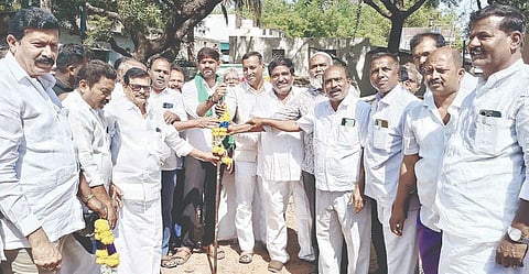 ಕಂಪ್ಲಿಯಲ್ಲಿ ಮೂರು ಕೋಟಿ ರೂ, ವೆಚ್ಚದ ರಸ್ತೆ ಅಭಿವೃದ್ಧಿ ಕಾಮಗಾರಿಗೆ ಶಾಸಕ ಜೆ.ಎನ್.ಗಣೇಶ್ ಭೂಮಿಪೂಜೆ ನೆರವೇರಿಸಿದರು. 