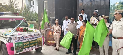  ಚಿತ್ರ ೦೬ ಕೆ.ಎಲ್.ಆರ್. ೦೩ : ಜಿಲ್ಲಾ ಪೋಲಿಸ್ ವರಿಷ್ಠಾಧಿಕಾರಿ ಕನ್ನಿಕಾ ಸುಕ್ರಿವಾಲ್ ಅಕ್ಕಪಡೆ ವಾಹನಕ್ಕೆ ಚಾಲನೆ ನೀಡಿದರು. ಹೆಚ್ಚುವರಿ ಪೋಲಿಸ್ ವರಿಷ್ಠಾಧಿಕಾರಿಗಳಾದ ಜಗದೀಶ್ ಮತ್ತು ರವಿಶಂಕರ್ ಮುಂತಾದವರು ಇದ್ದರು. 