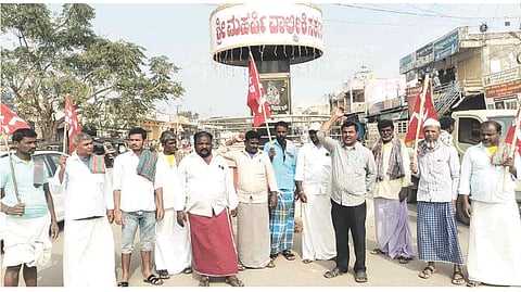 ಕನಕಗಿರಿಯ ವಾಲ್ಮೀಕಿ ವೃತ್ತದಲ್ಲಿ ಸಿಪಿಎಂ ಪಕ್ಷದಿಂದ ಮಂಗಳವಾರ ಪ್ರತಿಭಟನೆ ನಡೆಸಲಾಯಿತು. ಪ್ರಮುಖರಾದ ಪರಶುರಾಮ, ಮಲ್ಲಪ್ಪ ಮ್ಯಾಗಡೆ, ನಿಂಗಪ್ಪ, ಶಿವು, ಮೌಲಾಹುಸೇನ್, ಪಾಮಣ್ಣ ಕಜ್ಜಿ, ಹುಸೇನ್ ಸಾಬ್ ತಾವರಗೇರಾ ಇತರರಿದ್ದರು.