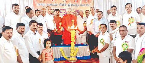   ಕೆ.ಆರ್.ನಗರದ ಶಿವಾನುಭವ ಕಲ್ಯಾಣ ಮಂಟಪದಲ್ಲಿ ಕೆ.ಆರ್.ನಗರ ಮತ್ತು ಸಾಲಿಗ್ರಾಮ ವೀರಶೈವ ನೌಕರರ ಕ್ಷೇಮಾಭಿವೃದ್ಧಿ ಸಂಘದಿಂದ ನಿವೃತ್ತ ನೌಕರರಿಗೆ ಸನ್ಮಾನ ಹಾಗೂ ಪ್ರತಿಭಾ ಪುರಸ್ಕಾರ ಕಾರ್ಯಕ್ರಮವನ್ನು ಸಿ.ಆರ್.ಉಮಾಶಂಕರ್ ಉದ್ಘಾಟಿಸಿದರು. ಅರಕರೆಯ ವಿರಕ್ತ ಮಠದ ಶ್ರೀಸಿದ್ದೇಶ್ವರ ಸ್ವಾಮೀಜಿ, ಜಿಪಂ ಮಾಜಿ ಉಪಾಧ್ಯಕ್ಷ ಅಡಗೂರು ಚನ್ನಬಸಪ್ಪ, ಅ.ವೀ.ಶೈ.ಲಿಂ.ಮ.ಸಭಾದ ಅಧ್ಯಕ್ಷ ಕೆಂಪರಾಜು, ತಾಪಂ ಮಾಜಿ ಅಧ್ಯಕ್ಷ ಹಾಡ್ಯ ಮಹಾದೇವಸ್ವಾಮಿ ಇನ್ನಿತರರು ಇದ್ದರು.  