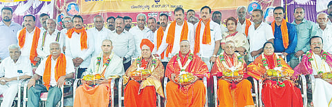 ಕೆ.ಆರ್.ನಗರ ತಾಲೂಕಿನ ಬೋರೇಕಲ್ಲಹಳ್ಳಿ ಗ್ರಾಮದಲ್ಲಿ ಬಸವ ಮಠದ ಉದ್ಘಾಟನಾ ಸಮಾರಂಭದಲ್ಲಿ ಭಾಗವಹಿಸಿದ್ದ ವಿವಿಧ ಮಠಗಳ ಸ್ವಾಮೀಜಿಗಳನ್ನು ಶಾಸಕ ಡಿ.ರವಿಶಂಕರ್  ಗೌರವಿಸಿದರು. ವೀರಶೈವ ಮಹಾಸಭಾದ ತಾಲೂಕು ಅಧ್ಯಕ್ಷ ಸಿ.ಪಿ.ರಮೇಶ್ ಕುಮಾರ್, ತಾಪಂ ಮಾಜಿ ಅಧ್ಯಕ್ಷ ಹಾಡ್ಯಮಹದೇವಸ್ವಾಮಿ, ಜಿಪಂ ಮಾಜಿ ಉಪಾಧ್ಯಕ್ಷ ಎ.ಎಸ್.ಚನ್ನಬಸಪ್ಪ, ಸಾಲಿಗ್ರಾಮ ತಾಲೂಕು ವೀರಶೈವ ಮಹಾಸಭಾದ ಅಧ್ಯಕ್ಷ ಕೆಡಗನಟರಾಜು ಇನ್ನಿತರರು ಇದ್ದರು.