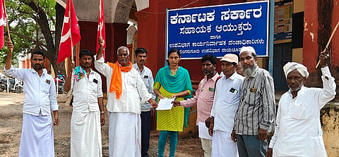 ಲಿಂಗಸುಗೂರಿನಲ್ಲಿ ಸಹಾಯಕ ಅಯುಕ್ತ ಕಚೇರಿಯ ಪ್ರಥಮ ದರ್ಜೆ ಸಹಾಯಕಿ ಅನುಪಮಾ ಸಿಂಗ್‌ಗೆ ಪ್ರಾಂತ ರೈತ ಸಂಘದಿಂದ ಮನವಿ ಸಲ್ಲಿಸಲಾಯಿತು. ಸಂಘದ ತಾಲೂಕು ಸಂಚಾಲಕ ನಿಂಗಪ್ಪ ವೀರಾಪುರ, ಆಂಜನೇಯ ನಾಗಲಾಪುರ, ಗಂಗಪ್ಪ ಇತರರಿದ್ದರು.