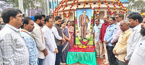 ಹೊಸಪೇಟೆಯಲ್ಲಿ ಶನಿವಾರ ಡಾ.ಬಿ.ಆರ್.ಅಂಬೇಡ್ಕರ್ ಮಹಾ ಪರಿನಿರ್ವಾಣ ದಿನಾಚರಣೆ ನಿಮಿತ್ತ ಜಿಲ್ಲಾಧಿಕಾರಿ ಕವಿತಾ ಎಸ್.ಮನ್ನಿಕೇರಿ ನೇತೃತ್ವದಲ್ಲಿ ಮೌನಚಾರಣೆ ನಡೆಯಿತು. 