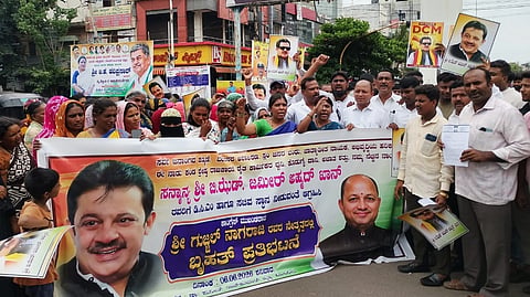 ಹೊಸಪೇಟೆಯಲ್ಲಿ ಶನಿವಾರ ಮಾಜಿ ಸಚಿವ ಜಮೀರ್ ಅಹ್ಮದ್ ಖಾನ್ ಅವರಿಗೆ ಸಚಿವ ಸ್ಥಾನ ನೀಡುವಂತೆ ಒತ್ತಾಯಿಸಿ, ಕಾಂಗ್ರೇಸ್ ಪಕ್ಷದ ಕಾರ್ಯಕರ್ತರು ಪ್ರತಿಭಟನೆ ನಡೆಸಿದರು. ವಕೀಲರ ಸಂಘದ ಜಿಲ್ಲಾ ಅಧ್ಯಕ್ಷ ಗುಜ್ಜಲ ನಾಗರಾಜ, ಕರ್ನಾಟಕ ರಕ್ಷಣಾ ವೇದಿಕೆ ಜಿಲ್ಲಾಧ್ಯಕ್ಷ ತಾರಿಹಳ್ಳಿ ಹನುಮಂತಪ್ಪ, ಪ್ರಮುಖರಾದ ಸಿ.ಆರ್.ಭರತ್ ಕುಮಾರ್, ಜಾವೇದ್, ದಾದಾಪೀರ್, ಅತಾಯ್ ರಸೂಲ್, ಟಿ.ಶಿವಪ್ಪ ಇತರರಿದ್ದರು.